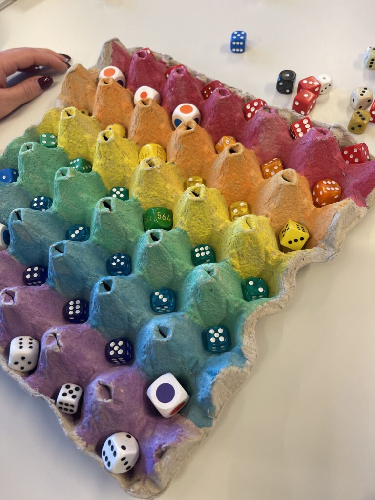 Bunte Eierkartons mit Würfeln